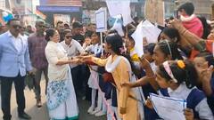 Mamata Banerjee : কচি কাঁচার মাঝে খুশির মেজাজে মুখ্যমন্ত্রী,  করলেন আদর, উপহার পেলেন ছোট্ট মেয়ের আঁকা ছবি