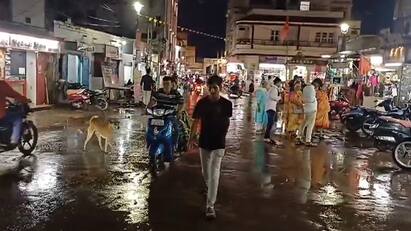 અચાનક જ વાતાવરણમાં ફેરફાર થતા દ્વારકાની બજારોમાં પાણી વરસ્યું હતું. જેના કારણે ઠંડીનો ચમકારો વધ્યો હતો.