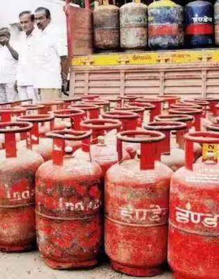 ਕੱਲ੍ਹ ਐਲਪੀਜੀ ਗੈਸ ਸਿਲੰਡਰ ਦੀ ਕੀਮਤ ਵਿੱਚ ਬਦਲਾਅ ਹੋ ਸਕਦਾ ਹੈ। ਜਿੱਥੇ ਇੱਕ ਪਾਸੇ ਪੂਰੇ ਦੇਸ਼ ਦੀਆਂ ਨਜ਼ਰਾਂ ਵਿੱਤ ਮੰਤਰੀ ਦੇ ਬਜਟ ਭਾਸ਼ਣ 'ਤੇ ਟਿਕੀਆਂ ਹੋਈਆਂ ਹਨ, ਉੱਥੇ ਹੀ ਦੂਜੇ ਪਾਸੇ ਭਲਕੇ ਤੇਲ ਕੰਪਨੀਆਂ ਘਰੇਲੂ ਅਤੇ ਵਪਾਰਕ ਗੈਸ ਸਿਲੰਡਰਾਂ ਦੇ ਰੇਟਾਂ 'ਚ ਬਦਲਾਅ ਕਰ ਸਕਦੀਆਂ ਹਨ।
