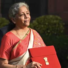 ఆర్థిక మంత్రి నిర్మలా సీతారామన్ సమర్పించిన ఈ బడ్జెట్ కొవిడ్ సంక్షోభం తర్వాత వచ్చింది. ఆరోగ్య సంరక్షణను మెరుగుపరచడం ఎక్కువగా ఇందులో దృష్టి సారించారు. టీకా కోసం నిధుల కేటాయింపులను రూ.35,000 కోట్లకు పెంచింది. బడ్జెట్ లో పెట్రోల్ పై లీటరుకు రూ.2.5 అగ్రి ఇన్ ఫ్రా సెస్ ను, డీజిల్ పై రూ.4 విధించింది.