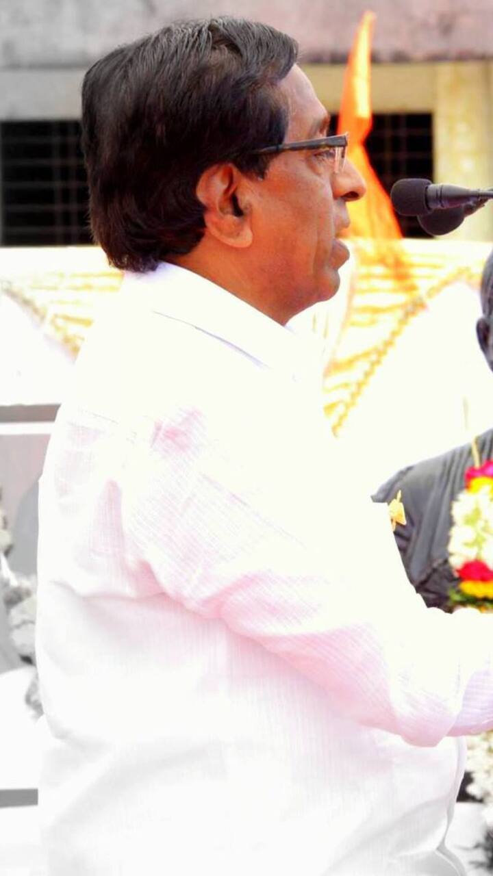 1999 ते 2008 नॅशनल हेवी इंजिनियरिंग चे  ते अध्यक्ष होते. अनिल बाबर टेंभू योजनेचे जनक म्हणून ओळख गेले. (Photo credit : Facebook/@Anil Babar)