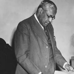 1950 -51లో భారత ఆర్థిక మంత్రి డాక్టర్ జాన్ మత్తై బడ్జెట్ సమర్పించారు.
ముఖ్యాంశం: ఈ బడ్జెట్ లో ప్రధానంగా ప్రధానమంత్రి నేతృత్వంలోని ప్రణాళికా సంఘం ఏర్పాటును కేంద్ర ప్రభుత్వం అధికారికంగా ప్రకటించింది. దేశ అభివృద్ధికి అవసరమైన కార్యకమాలను ఈ ప్రణాళికా సంఘం రూపొందించింది.