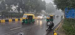 Delhi Rains: ठंड और कोहरे के बीच दिल्ली के कई हिस्सों में बारिश, देखें तस्वीरें