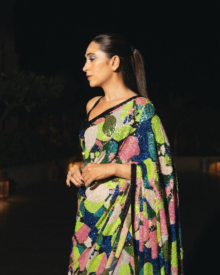 ज्यात ती चमकदार साडीमध्ये दिसत आहे . (pc:therealkarismakapoor/ig)