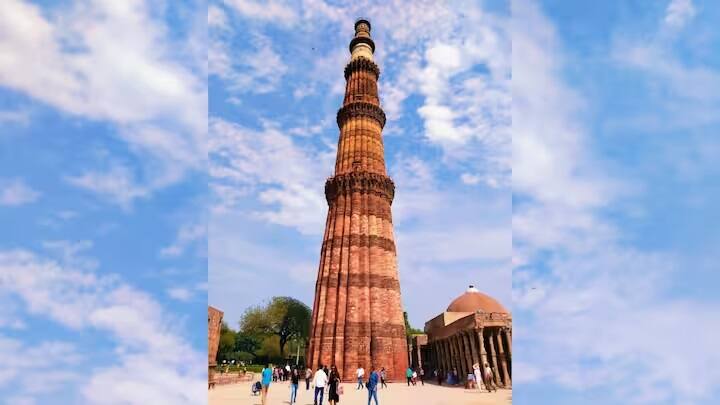 કુતુબ મિનારનું નિર્માણ કુતુબ ઉદ-દિન ઐબક, ઇલ્તુત્મિશ, ફિરોઝ શાહ તુગલક, શેર શાહ સૂરી અને સિકંદર લોદી જેવા શાસકો દ્વારા તેમના સંબંધિત શાસન દરમિયાન કરવામાં આવ્યું હતું. તે દિલ્હીના મહેરૌલીમાં આવેલું છે. દર વર્ષે લગભગ 30 થી 40 લાખ પ્રવાસીઓ ભારત તેમજ વિશ્વભરમાંથી કુતુબ મિનાર જોવા આવે છે. જો કે, આજે તમે તેને ફક્ત બહારથી જ જોઈ શકો છો. તેની અંદર કોઈને જવાની પરવાનગી નથી.