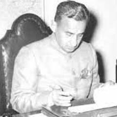 ఈ ఏడాది కేంద్ర బడ్జెట్ ను కేంద్ర ఆర్థిక మంత్రి చింతామన్ ద్వారకానాథ్ దేశ్ ముఖ్ సమర్పించారు.
ముఖ్యాంశం: ఈ బడ్జెట్ లో ప్రభుత్వం వివాహం అయిన వారికి, వివాహం కాని వ్యక్తులకు వేర్వేరుగా పన్ను మినహాయింపు పరిమితులను ప్రతిపాదించింది. పెళ్లైన జంటలకు రూ.2,000, పెళ్లి కాని వ్యక్తులకు రూ.1,000 పరిమితిని కొనసాగించారు.