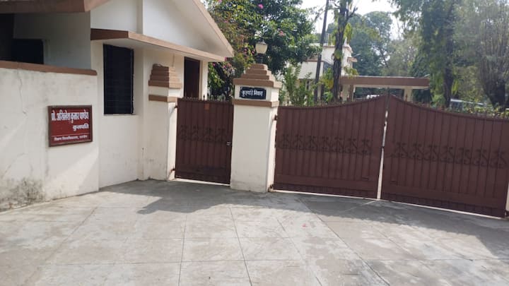 उज्जैन स्थित कुलपति निवास के इस बंगले को साढ़े तीन दशक पहले तैयार किया गया था. बंगले में कुल आठ कमरे और एक बड़ा हाल है. इसके अलावा सर्व सुविधायुक्त बंगले में सुरक्षा के भी खास इंतजाम किए गए हैं.