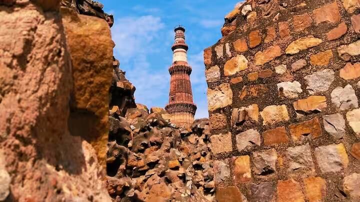 Qutub Minar History: દેશની રાજધાની દિલ્હીમાં ફરવા આવતા લોકો કુતુબ મિનારની મુલાકાત ચોક્કસ લે છે, પરંતુ કુતુબમિનારના બંધ દરવાજાનું રહસ્ય કોઇ નથી જાણતું કે, શા માટે આ દરવાજાને બંધ રાખવામાં આવે છે ? જાણો અહીં આ આર્ટિકલમાં તેની પાછળનું ખાસ રહસ્ય....