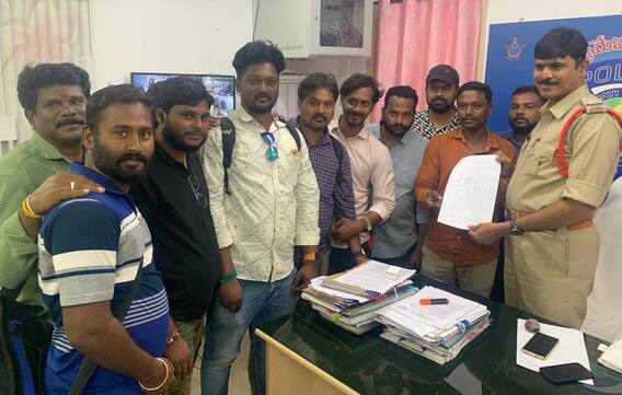 Attack on Media in Tirupathi | ధనుష్ సినిమా షూటింగ్-మీడియా ఆగ్రహం.. కారణం ఏంటంటే..? | ABP Desam