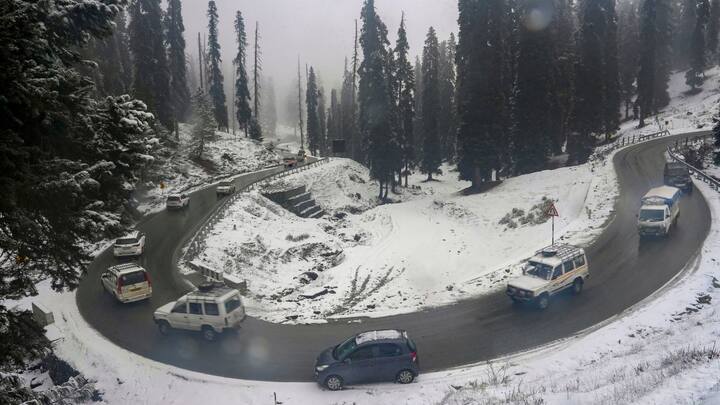 তবে খরা কাটিয়ে অবশেষে মুখ তুলে চাইল প্রকৃতি। কাশ্মীরে তুষারপাত ঘটল, তাতে আনন্দে রাস্তায় বেরিয়ে আসেন স্থানীয় মানুষজন। বাচ্চাদের বরফ নিয়ে খেলতেও দেখা যায়। ছবি: পিটিআই।