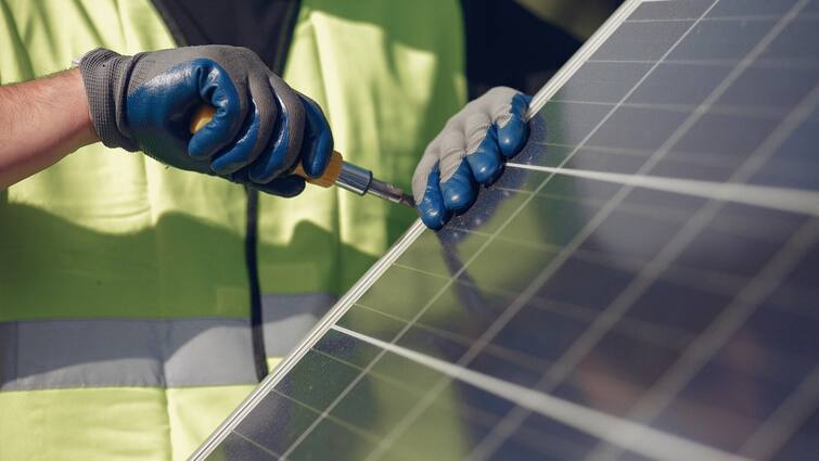 Solar Panel installation Center Govt subsidy price reduced of rooftop solar panel after subsidy Solar Panel Subsidy: सोलर पैनल लगाने पर कितनी सब्सिडी देती है सरकार? घटकर इतनी हो जाती है कीमत