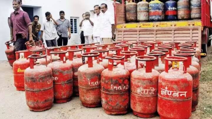कल एलपीजी गैस सिलेंडर के भी दाम में बदलाव हो सकता है. जहां एक तरफ पूरे देश की निगाह वित्त मंत्री के बजट भाषण पर रहेगी, वहीं दूसरी और कल तेल कंपनियों घरेलू और कमर्शियल गैस सिलेंडर के रेट में बदलाव कर सकती हैं.