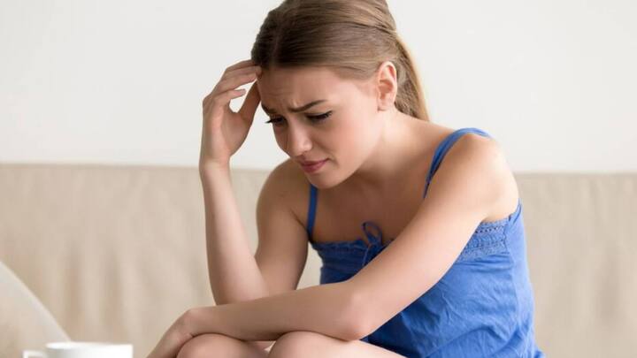 मूड स्विंग्स: यंग जेनरेशन में मूड स्विंग्स आम समस्या है लेकिन अगर यह हद से ज्यादा बढ़ जाए तो फिर समस्या का रूप ले सकती है. जैसे- काफी ज्यादा गुस्सा करना, चिड़चिड़ापन, एंग्जायटी यह सभी हार्मोनल इनबैलेंस के कारण हो सकती है.