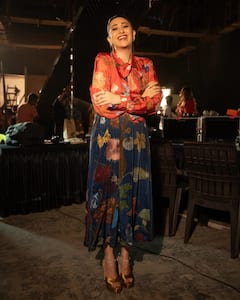 PHOTO: करिश्मा कपूरचा ग्लॅम लूक; चमकदार साडीत शेअर केले फोटो!