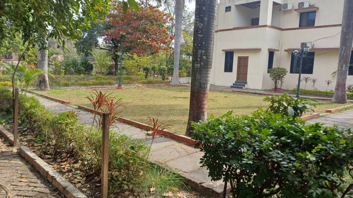 मध्य प्रदेश के मुख्यमंत्री डॉक्टर मोहन यादव पूर्व में उज्जैन में विक्रम विश्वविद्यालय के कुल सचिव के बंगले में शिफ्ट होने वाले थे. इस बंगले को पूरी तरह तैयार भी कर लिया गया था, इसी बीच सुरक्षा की दृष्टि से कुल सचिव का बंगला सभी मानक बिंदुओं पर खरा साबित नहीं हो रहा था.