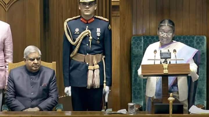 President Droupadi Murmu Speech: प्रधानमंत्री नरेंद्र मोदी की सरकार के दूसरे कार्यकाल का ये आखिरी बजट सत्र है. इस बजट सत्र की शुरुआत राष्ट्रपति द्रौपदी मुर्मू के अभिभाषण से हो रही है.