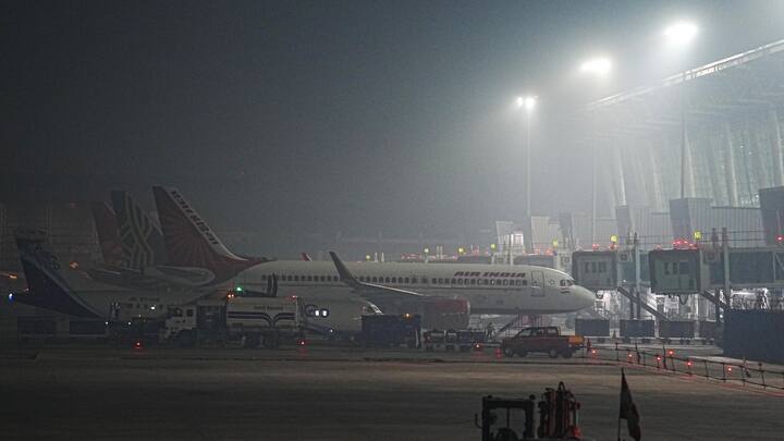 IMD Weather Update: मौसम विभाग के मुताबिक, दिल्ली-एनसीआर में 2 फरवरी तक घने कोहरे का येलो अलर्ट जारी किया गया है. इसके साथ ही आज तेज हवाओं के साथ हल्की बारिश का अनुमान है.