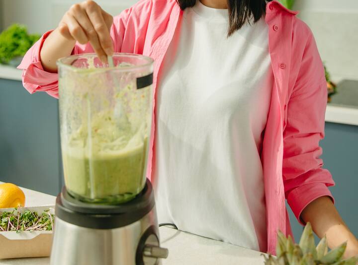 அவ்வளவுதான் சுவையான கொய்யா சட்னி தயார். இதை காக்ரா, ரொட்டி, பராத்தா வகைகளுக்கு தொட்டு சாப்பிட்டால் அசத்தலாக இருக்கும்.