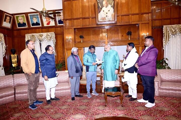 बिहार के बाद अब झारखंड की राजनीति में बड़ा उलटफेर देखने को मिला है. ईडी की पूछताछ के बाद हेमंत सोरेन ने मुख्यमंत्री पद से इस्तीफा दे दिया है. (PTI)