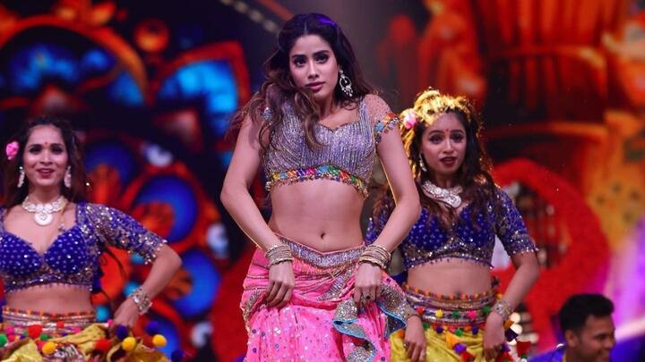 Janhvi Kapoor Photos : ఫిల్మ్​ఫేర్ అవార్డ్స్ 2024 రీసెంట్​గానే జరిగింది. ఈ కార్యక్రమంలో బాలీవుడ్ హీరోయిన్ జాన్వీ కపూర్ పలు సాంగ్స్​కి చిందేసింది.