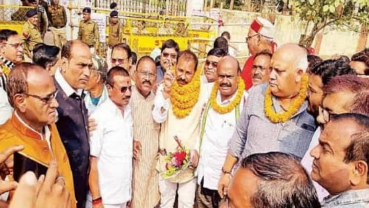 Chhattisgarh News No Confidence Motion Dismissed against Janjgir Champa Municipal Corporation Congress Mayor ann Chhattisgarh News: जांजागीर-चांपा में नगर पालिका अध्यक्ष भगवान दास के विरुद्ध अविश्वास प्रस्ताव ध्वस्त, बच गई कुर्सी