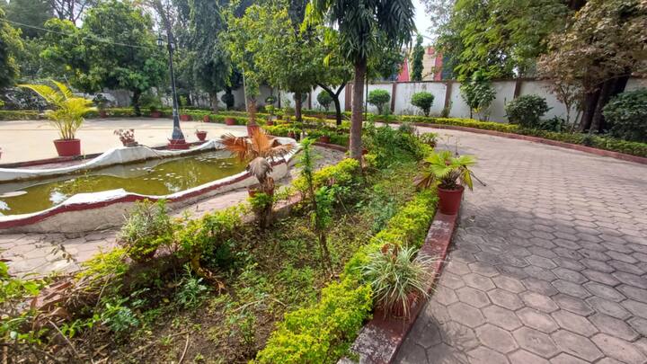 कुलपति के बंगले में काम करने वाले अनिल मालवीय ने आगे बताया कि उन्हें थोड़ा दुख जरूर हो रहा है, मगर इस बात की खुशी है कि यह बंगला मुख्यमंत्री डॉक्टर मोहन यादव को अलॉट हो रहा है. इसी प्रकार की प्रतिक्रिया कुलपति के वाहन चालक संजय शर्मा ने भी दी. उन्होंने भी कहा कि दुख तो होता है, मगर मुख्यमंत्री के आने की खुशी भी है.