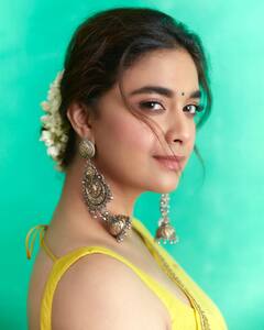 Keerthy Suresh Photos : மஞ்சள் புடவையில் மனதை மயக்கும் கீர்த்தி சுரேஷ்!