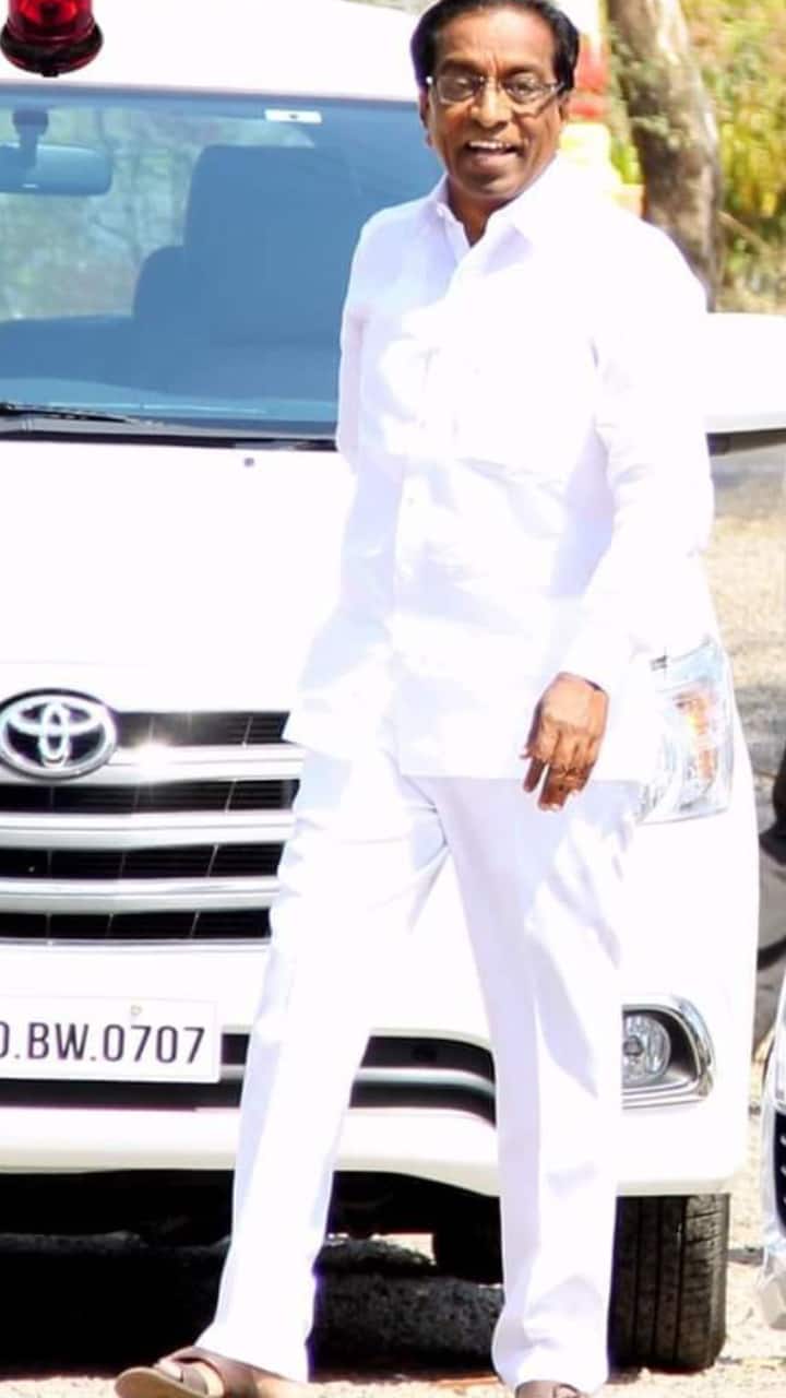 अनिल बाबर 1972 सांगली झेड पी सदस्य होते. 1981 बांधकाम विभाग सभापती झाले, त्यानंतर 1990 खानापूर पंचायत समिती सभापती झाले. (Photo credit : Facebook/@Anil Babar)