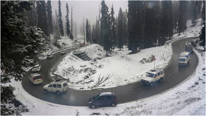 Jammu Kashmir News: कश्मीर घाटी हिमपात की कमी से जूझ रहा था. हालांकि बीते दो दिनों से वहां बर्फबारी हो रही है जिससे पर्यटक लौटने लगे हैं और पर्यटन क्षेत्र गुलजार हुआ है.