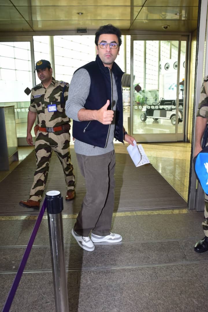 नए लुक में रणबीर कपूर एयरपोर्ट पर स्पॉट हुए. उनकी फोटोज सोशल मीडिया पर वायरल हो रही हैं.