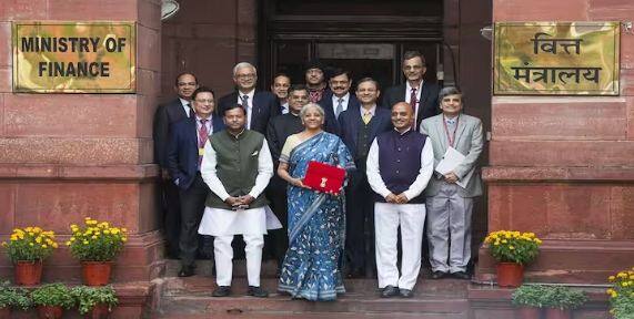 ਰਾਸ਼ਟਰਪਤੀ ਤੋਂ ਬਜਟ 2024 ਦੀ ਮਨਜ਼ੂਰੀ ਲੈਣ ਤੋਂ ਬਾਅਦ, ਨਿਰਮਲਾ ਸੀਤਾਰਮਨ ਬਜਟ ਟੈਬਲੇਟ ਲੈ ਕੇ ਸੰਸਦ ਪਹੁੰਚੀ।