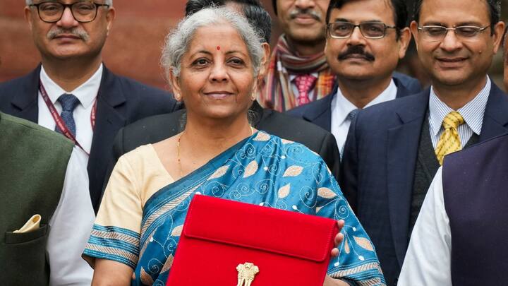 Nirmala Sitharaman Saree : மத்திய நிதியமைச்சர் நிர்மலா சீதா ராமன் அணியும் புடவைக்களுக்கு பல ரசிகர்கள் உள்ளனர். இதுவரை நடந்த பட்ஜெட் தாக்கலின் போது நிர்மலா அணிந்த சேலைகளை பற்றிய விவரங்களை பார்க்கலாம்.