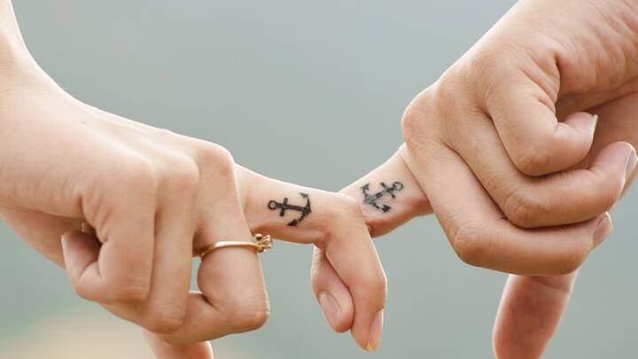 জীবনসঙ্গী বাছার ক্ষেত্রে অনেক ভাবনাচিন্তা করি আমরা। মনের মিল হওয়া যেমন জরুরি, তেমন অর্থনৈতিক স্থিতাবস্থার কথাও ভাবতে হয়। সব দিক বিবেচনা করেই সিদ্ধান্ত নিতে হয়। ছবি: পিক্সাবে।