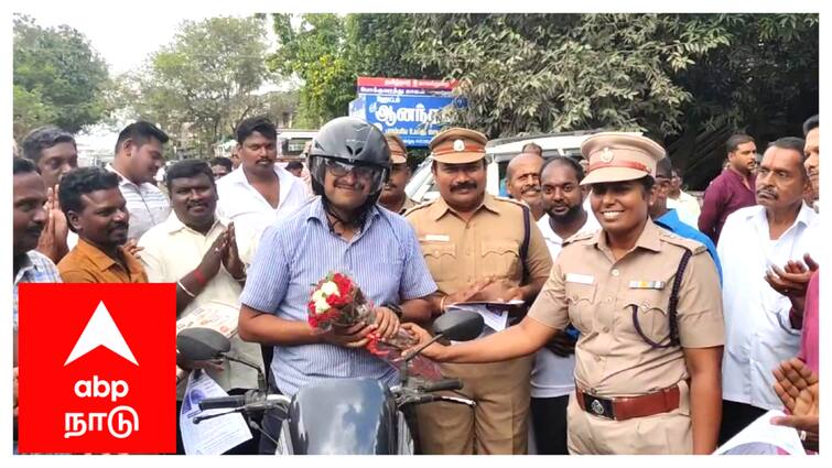 SP praised the motorist who was wearing a helmet in Mayiladuthurai. பைக்கில் வந்தவரை நிறுத்தி ஃப்ளவர் பொக்கே கொடுத்து பாராட்டிய எஸ்.பி! ஏன் தெரியுமா?