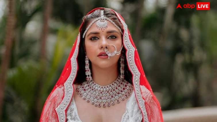 dalljiet kaur work in india after marriage said i should get good roles शादी के बाद इंडिया में काम करने को लेकर Dalljiet Kaur ने किया रिएक्ट, बोलीं- 20 साल हो गए हैं, अब तो मुझे अच्छे रोल मिलने चाहिए