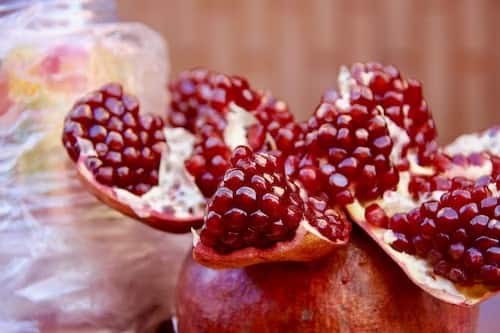 Health Tips Pomegranate Peel Benefits good for health skin problems and weight loss marathi news Health Tips : डाळिंबाच्या सालींना कचरा समजून फेकून देऊ नका; याचे फायदे जाणून तुम्हालाही आश्चर्य वाटेल
