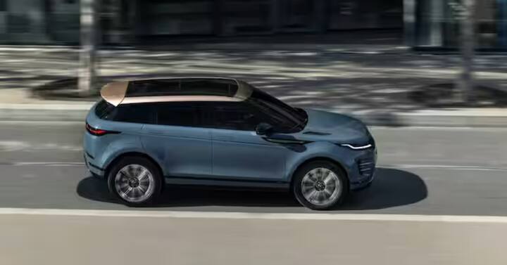 ਈਵੋਕ ਇੱਕ ਸਪੋਰਟੀਅਰ SUV ਹੈ, ਜਿਸਦੀ ਸਟਾਈਲ ਭਾਰਤ ਵਿੱਚ ਉਪਲਬਧ ਨਵੀਂ ਲੈਂਡ ਰੋਵਰ ਕਾਰਾਂ ਵਾਂਗ ਨਵੀਂ ਵੇਲਰ ਵਰਗੀ ਹੈ। ਨਵੀਂ Evoque ਫਲੋਟਿੰਗ ਰੂਫ ਅਤੇ ਫਲੱਸ਼ ਡੋਰ ਹੈਂਡਲਸ ਦੇ ਨਾਲ ਸਮੁੱਚੀ ਦਿੱਖ ਨੂੰ ਬਰਕਰਾਰ ਰੱਖਦੀ ਹੈ, ਪਰ ਨਵੇਂ DRLs ਅਤੇ ਪਤਲੇ ਹੈੱਡਲੈਂਪਸ ਵਰਗੇ ਸਟਾਈਲਿੰਗ ਟਵੀਕਸ ਪ੍ਰਾਪਤ ਕਰਦੀ ਹੈ। ਜੋ ਦਿੱਖ ਨੂੰ ਤਰੋਤਾਜ਼ਾ ਕਰਨ ਵਿੱਚ ਮਦਦ ਕਰਦਾ ਹੈ। ਹੋਰ ਲੈਂਡ ਰੋਵਰ SUVs ਵਾਂਗ, ਇਸ ਵਿੱਚ ਵੀ ਇੱਕ ਨਵੀਂ ਲੁੱਕ ਫੈਮਿਲੀ ਗ੍ਰਿਲ ਹੈ।