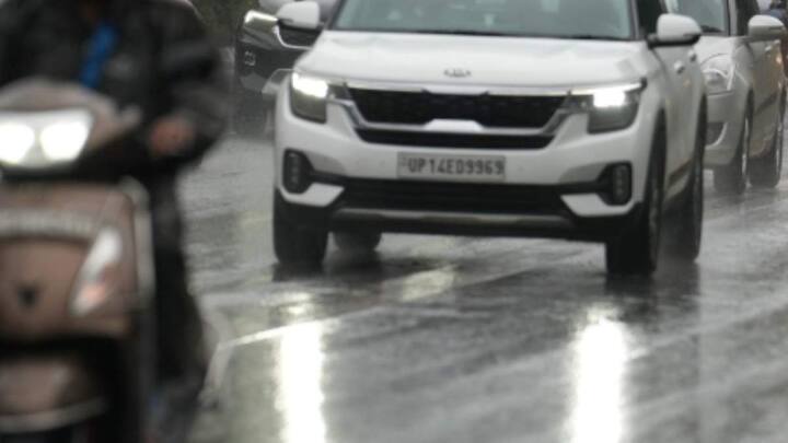 राष्ट्रीय राजधानी में लगातार दूसरे दिन बारिश होने से ठंड में हुई बढ़ोतरी.