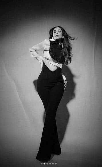 ਮਲਾਇਕਾ ਅਰੋੜਾ ਨੇ ਰਿਵੀਲਿੰਗ ਟਾਪ 'ਚ ਵਧਾਇਆ ਇੰਟਰਨੈੱਟ ਦਾ ਤਾਪਮਾਨ