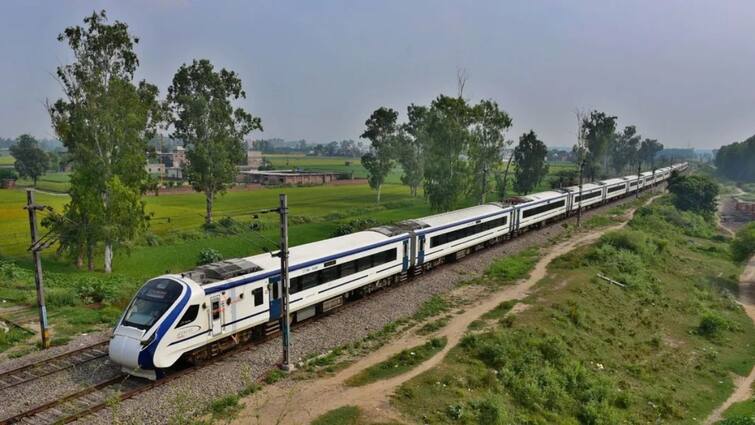 Railway Budget 2024 update 40 thousand common rail bogies will be converted to Vande Bharat standard Railway Budget 2024 : रेल्वेत तीन नवीन आर्थिक कॉरिडॉर, 40 हजार सामान्य बोगी वंदे भारत दर्जाच्या होणार