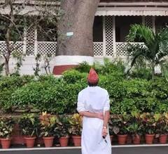 Guess Who: ਮੂੰਗਫਲੀ ਤੇ ਸਿਗਰੇਟ ਵੇਚ ਕੀਤਾ ਗੁਜ਼ਾਰਾ, ਅੱਖੀਂ ਵੇਖੀ ਭਰਾ ਦੀ ਮੌਤ, ਅੱਜ 200 ਕਰੋੜ ਦਾ ਮਾਲਕ ਇਹ ਸੁਪਰਸਟਾਰ ?