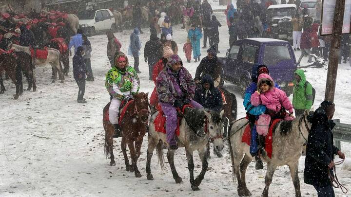 The local Meteorological (MeT) office issued an orange warning for heavy snow and rains in five districts—Shimla, Kullu, Chamba, Kinnaur, and Lahaul and Spiti—on January 31 and February 1. (Image Source: PTI Images)