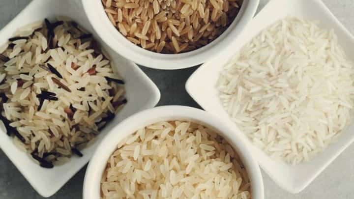 अक्सर हम घर से लेकर आसपास में यह सुनते हैं कि अगर आप वजन कम करने की सोच रहे हैं तो चावल खाना छोड़ दीजिए. आज हम इस बात की सच्चाई की तह तक जाएंगे कि क्या ऐसा सच में चावल नहीं खाने से वजन कम होने लगता है? कई रिसर्च में यह बात सामने आ चुकी है कि अगर वजन कम करना है तो आपको अनपॉलिश्ड चावल खाना चाहिए. क्योंकि पॉलिश चावल में ग्लाइसेमिक इंडेक्स हाई होता है. जो डायबिटीज के मरीजों के लिए खतरनाक साबित हो सकती है. इसलिए डायबिटीज ते मरीजों को व्हाइट चावल नहीं खाना चाहिए.