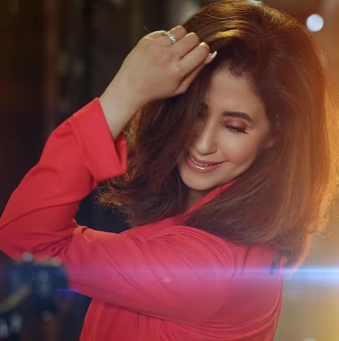 આ પછી અભિનેત્રીએ રામ ગોપાલ વર્મા સાથે એક-બે નહીં પરંતુ લગભગ 13 ફિલ્મોમાં કામ કર્યું. દરમિયાન તેમની નિકટતા વધવા લાગી. પરંતુ પ્રેમની આ સફર ઉર્મિલા માટે બિલકુલ સરળ ન હતી.