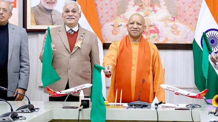 Ram Mandir CM Yogi Adityanath launched Spicejet 8 Flights to Ayodhya Ram Mandir News: अयोध्या के लिए 8 नई फ्लाइट की शुरुआत, सीएम योगी ने दिखाई हरी झंडी