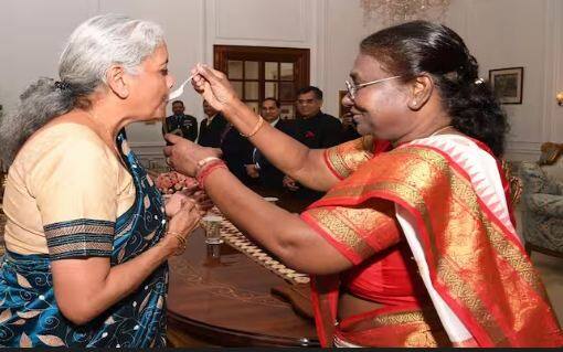 ਇਸ ਵਿਸ਼ੇਸ਼ ਮੌਕੇ 'ਤੇ ਰਾਸ਼ਟਰਪਤੀ ਮੁਰਮੂ ਨੇ ਬਜਟ ਪੇਸ਼ ਕਰਨ ਤੋਂ ਪਹਿਲਾਂ ਭਾਰਤੀ ਪਰੰਪਰਾ ਅਨੁਸਾਰ ਵਿੱਤ ਮੰਤਰੀ ਨੂੰ ਦਹੀਂ ਅਤੇ ਚੀਨੀ ਖਿਲਾ ਕੇ ਉਨ੍ਹਾਂ ਦਾ ਸੁਆਗਤ ਕੀਤਾ।