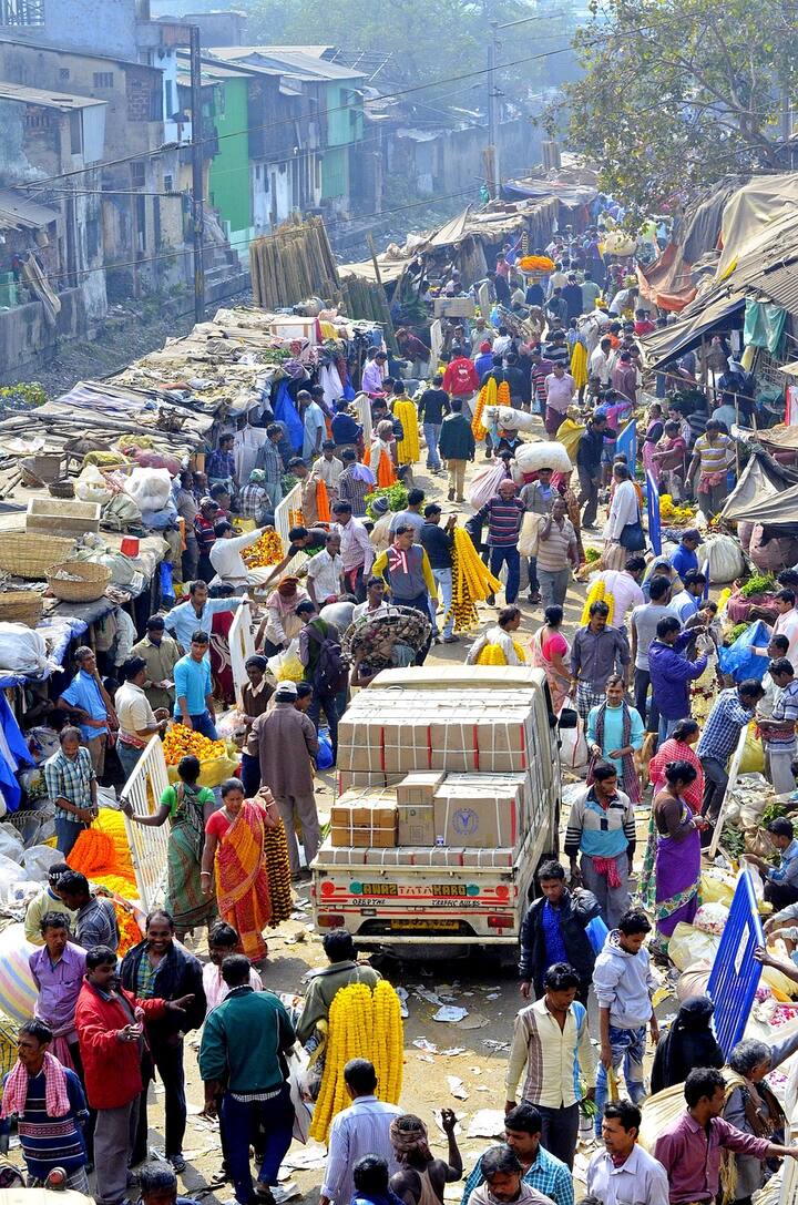 वर्तमान घरेलू कंपनियों के लिए कॉरपोरेट इनकम टैक्स दर 30 फीसदी से घटाकर 22 फीसदी की गई. मैन्युफैक्चरिंग क्षेत्र की नई कंपनियों के लिए कॉरपोरेट इनकम टैक्स दर 15 फीसदी की गई है.