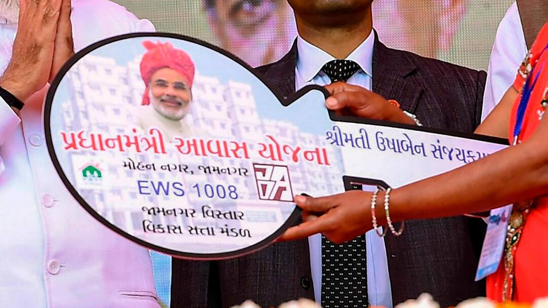 PM Awas Yojana: पक्के घर की चाहत रखने वालों के लिए बड़ी खबर, पीएम आवास योजना को लेकर हुआ ये बड़ा ऐलान PM Awas Yojana announcement in Budget 2024 additional two crore houses will be built in five years PM Awas Yojana: पक्के घर की चाहत रखने वालों के लिए बड़ी खबर, पीएम आवास योजना को लेकर हुआ ये बड़ा ऐलान