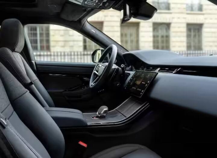 ਇੰਟੀਰੀਅਰ ਬਿਲਕੁਲ ਨਵਾਂ ਹੈ, ਨਵੇਂ ਗੇਅਰ ਸ਼ਿਫਟਰ ਅਤੇ ਨਵੀਂ 28.95 ਸੈਂਟੀਮੀਟਰ (11.4 ਇੰਚ) ਕਰਵਡ ਗਲਾਸ ਟੱਚਸਕ੍ਰੀਨ ਨਾਲ ਜਿਸ ਵਿੱਚ ਜ਼ਿਆਦਾਤਰ ਫੰਕਸ਼ਨ ਸ਼ਾਮਲ ਹਨ ਅਤੇ ਇਸ ਤਰ੍ਹਾਂ ਜ਼ਿਆਦਾਤਰ ਭੌਤਿਕ ਬਟਨ ਗਾਇਬ ਹਨ। ਵਾਇਰਲੈੱਸ ਡਿਵਾਈਸ ਚਾਰਜਿੰਗ ਅਤੇ ਪੈਨੋਰਾਮਿਕ ਸਨਰੂਫ ਦੇ ਨਾਲ ਨਵੀਂ ਟੱਚਸਕ੍ਰੀਨ ਦੇ ਕਾਰਨ ਇੱਥੇ ਬਹੁਤ ਸਾਰੀ ਸਟੋਰੇਜ ਸਪੇਸ ਹੈ।