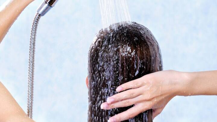 रात में बाल धोने की आपकी भी आदत है तो एक्सपर्ट के अनुसार यह कई बीमारियों को दावत देते हैं. आइए जानते हैं रात में बाल धोना कैसे नुकसानदायक हो सकता है.